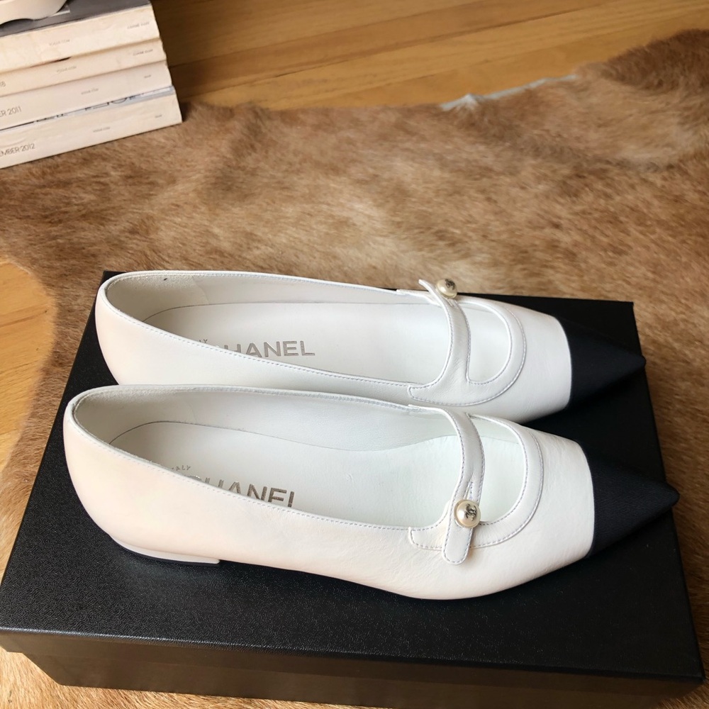 Chanel White and Black Point-Toe Mary Jane Flats G45763 size 39 NIB $1200 - Picture 2 of 10